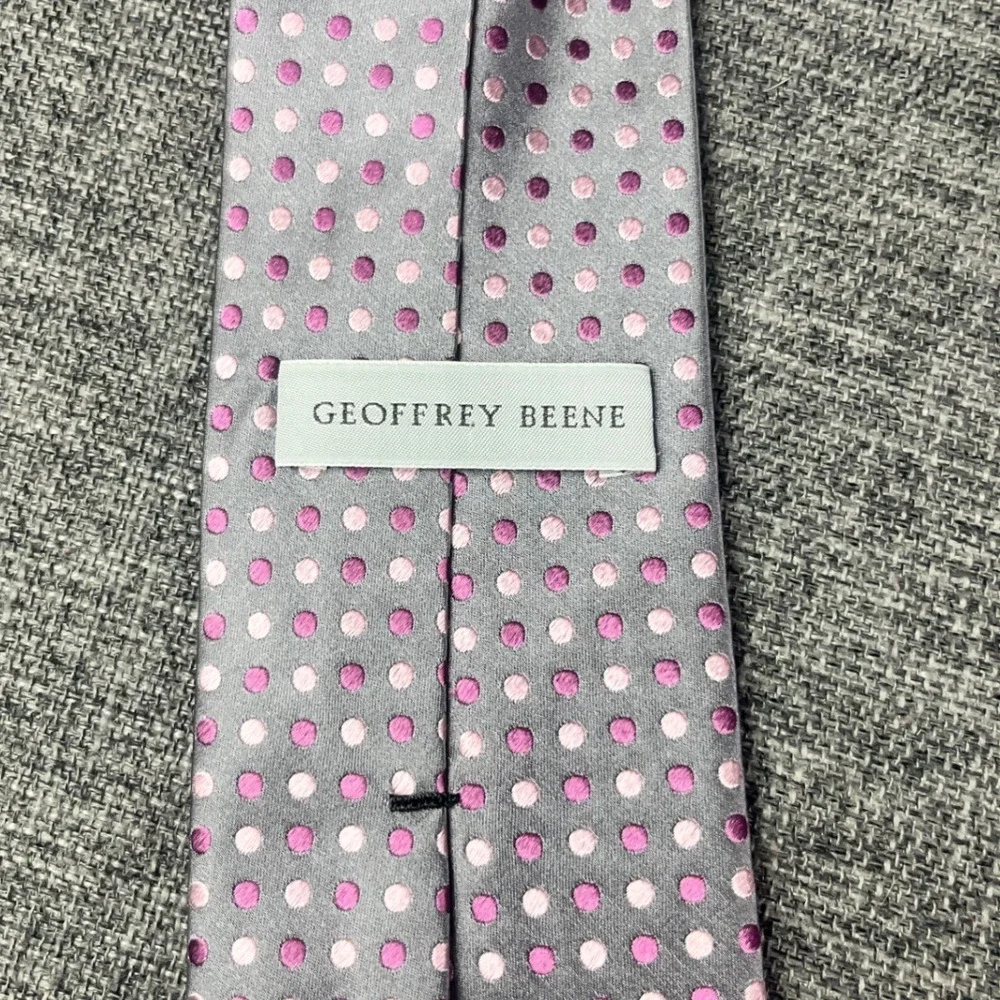 Geoffrey Beene Mens Grey Pink Purple Polka Dot 100% Silk Necktie Standard Width